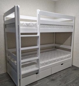 Двухъярусная кровать с горизонтальным бортом из массива березы.