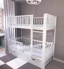 Двухъярусная кровать с вертикальным бортом из массива березы с дополнительным спальным местом.