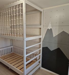 Кровать-чердак из массива березы с канатной сеткой и стенкой 