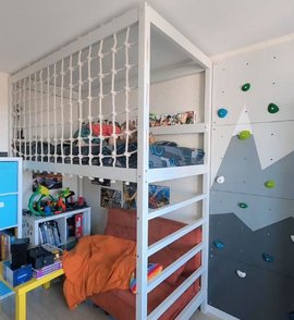 Кровать-чердак из массива березы с канатной сеткой и стенкой 