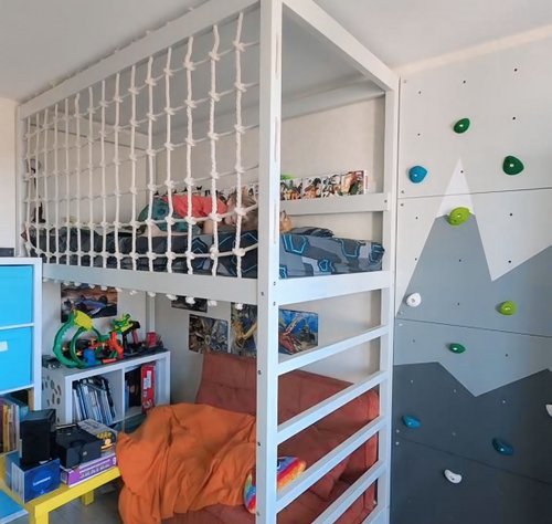 Кровать-чердак из массива березы с канатной сеткой и стенкой 