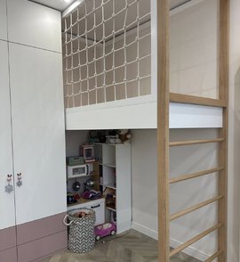 Кровать-чердак из массива ольхи с канатной сеткой