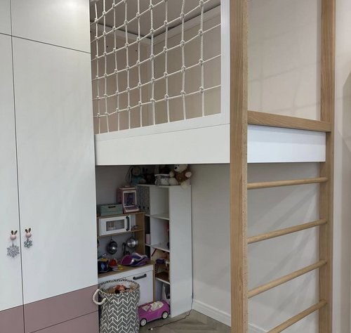 Кровать-чердак из массива ольхи с канатной сеткой